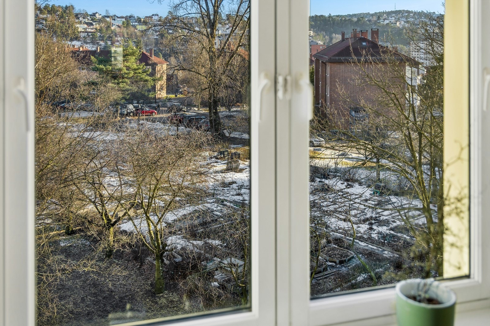 Fra kjøkkenvinduet er det utsikt til den flotte Etterstad Parsellhagen som blomstrer opp på våren Galleribilde
