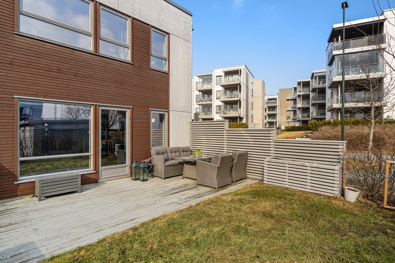Gode solforhold kan nytes fra takterrasen eller terrassen utenfor stuen. Galleribilde