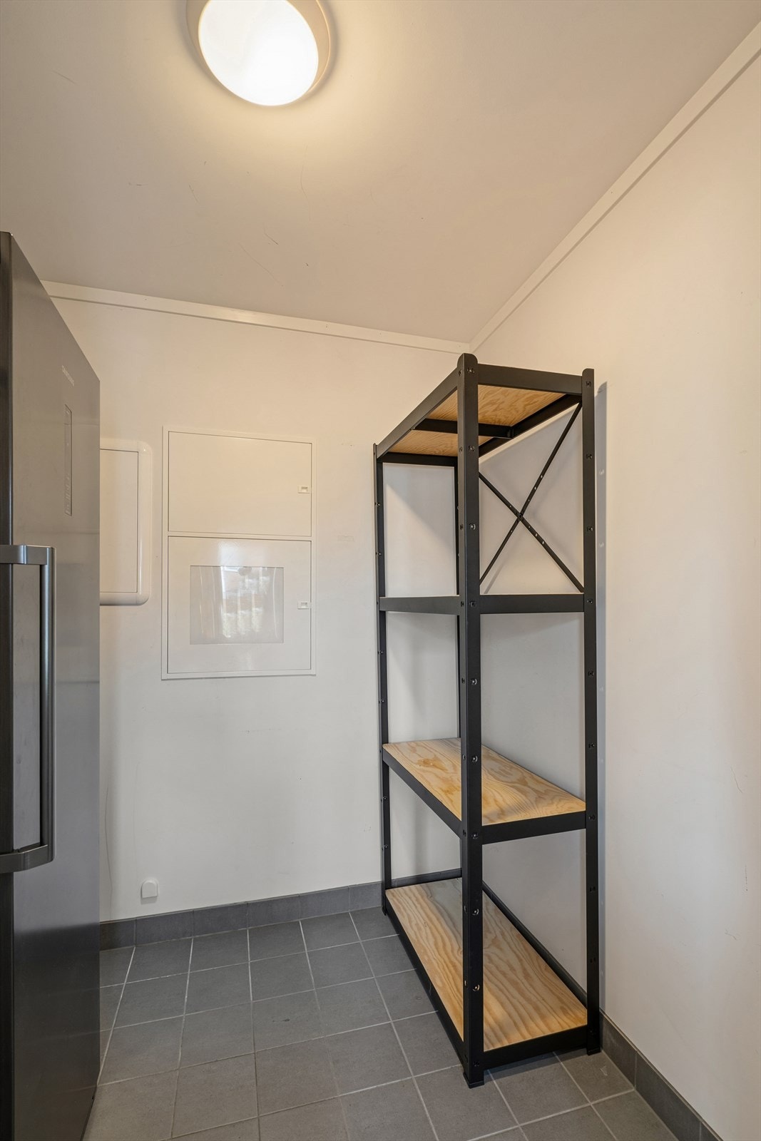 Boligen har en praktisk bod i 1. etg. I tillegg er det bod ved carporten med adkomst fra både carport og terrasse. Galleribilde