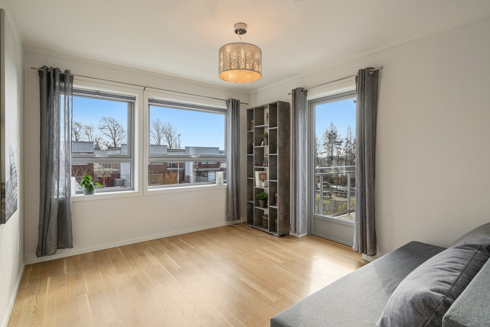Tv-stuen i 2. etg. har store vindu/takterrassedør som slipper inn rikelig med naturlig lys. En frisk atmosfære som fyller rommet. Utgang til takterrassen. Galleribilde