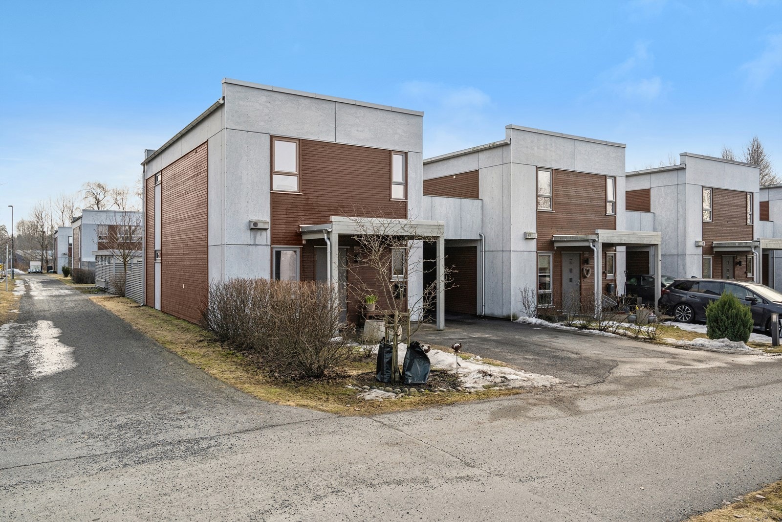 Eiendommen ligger i et rolig og moderne boligfelt med kort vei til både barneskoler, barnehager og jernbanestasjon - ideelt for barnefamilier og pendlere. Galleribilde