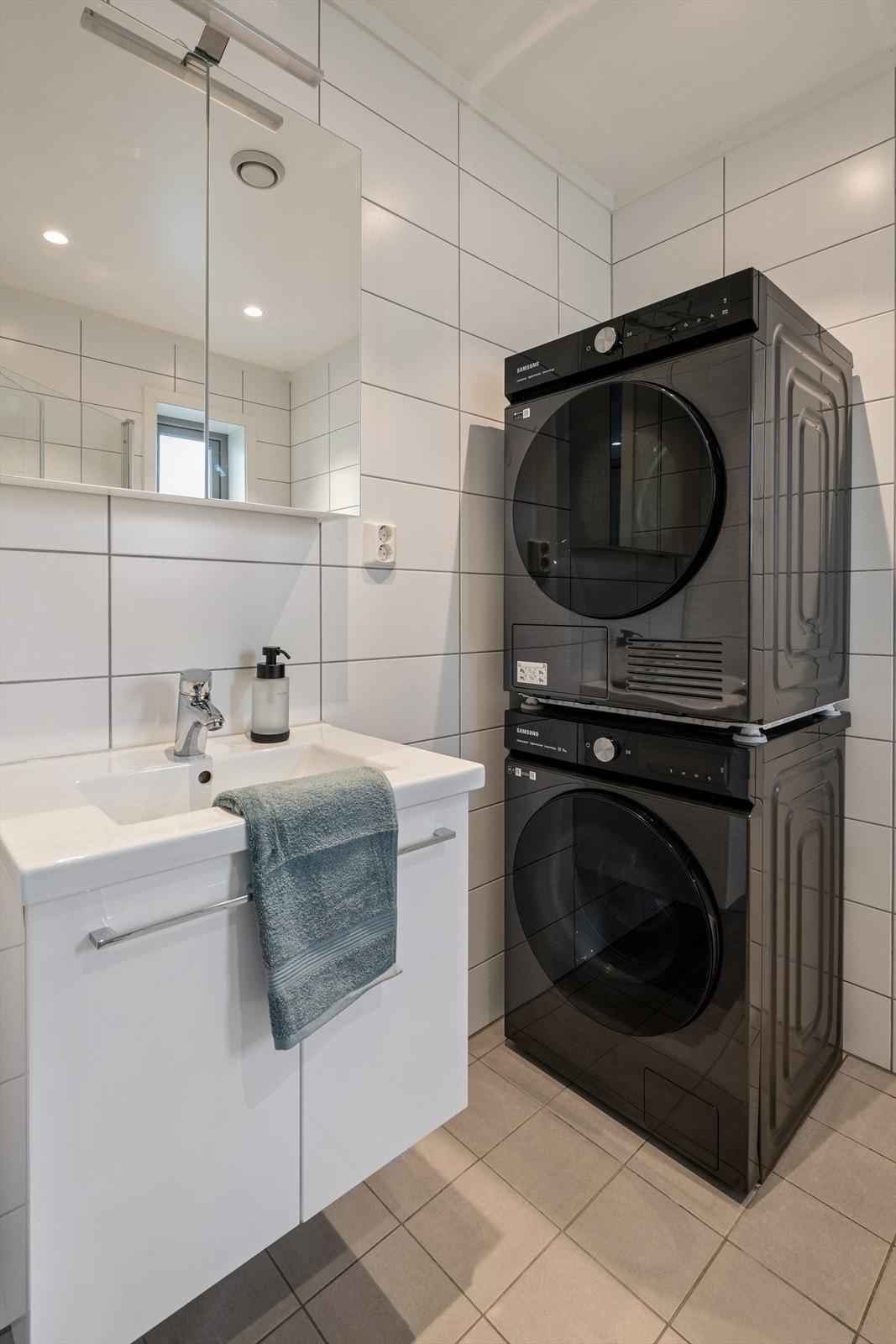 Eneboligen har to gode bad som ligger i hver etg. Dette badet/vaskerommet er innredet med nedfelt servant, veggfestet toalett, dusjhjørne og opplegg for vaskemaskin. Galleribilde