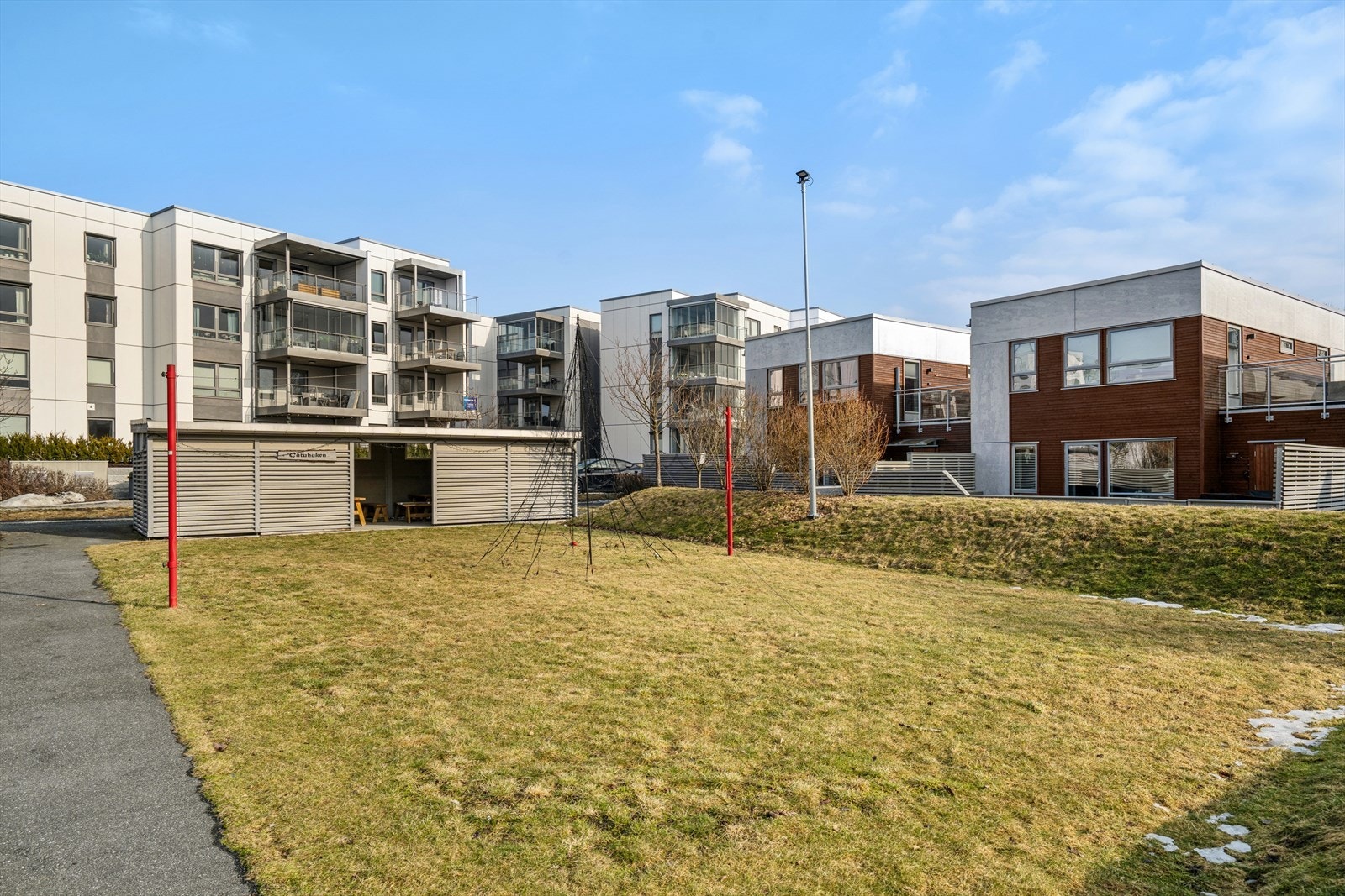 Felles uteområde - perfekt for sosiale sammenkomster eller lek i trygge omgivelser. Galleribilde