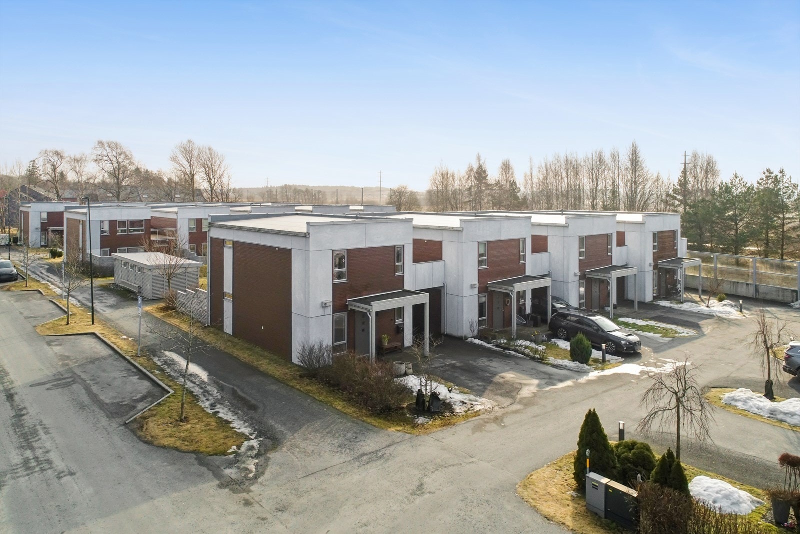 Det er plass til 1 bil i carporten, samt to biler på gårdsplassen. Galleribilde