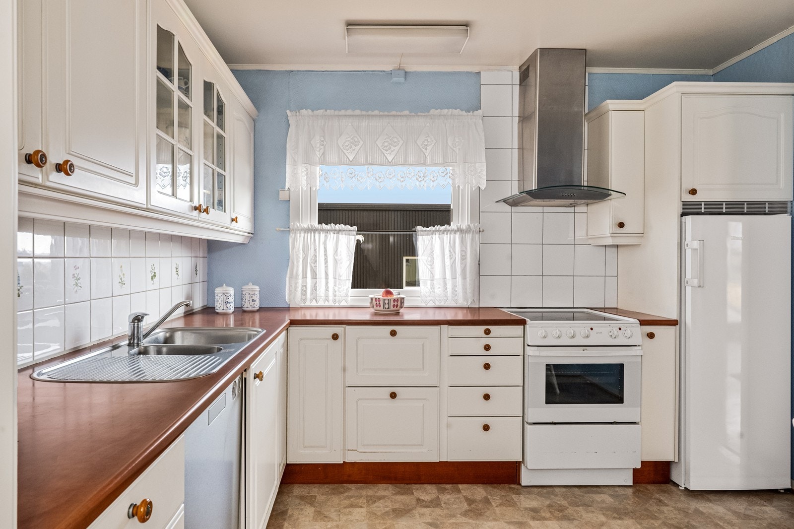 Praktisk kjøkken med benkeplass og oppbevaringsmuligheter. Galleribilde