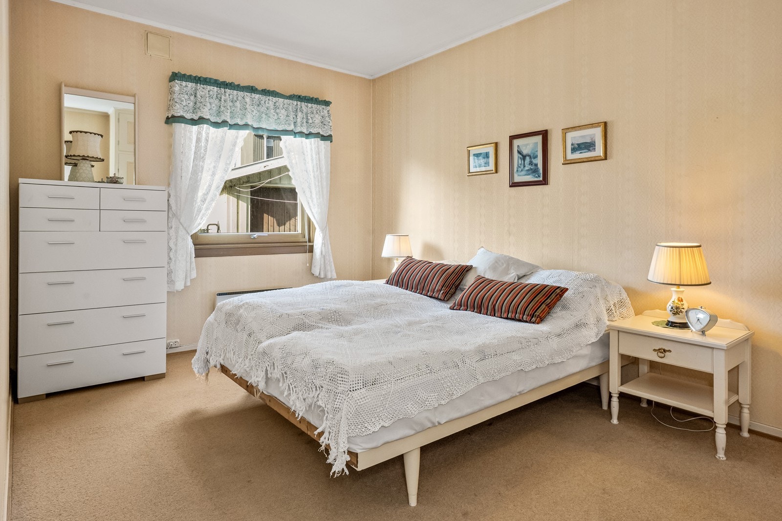 Hovedsoverom med plass til dobbeltseng og garderobeløsning. Galleribilde