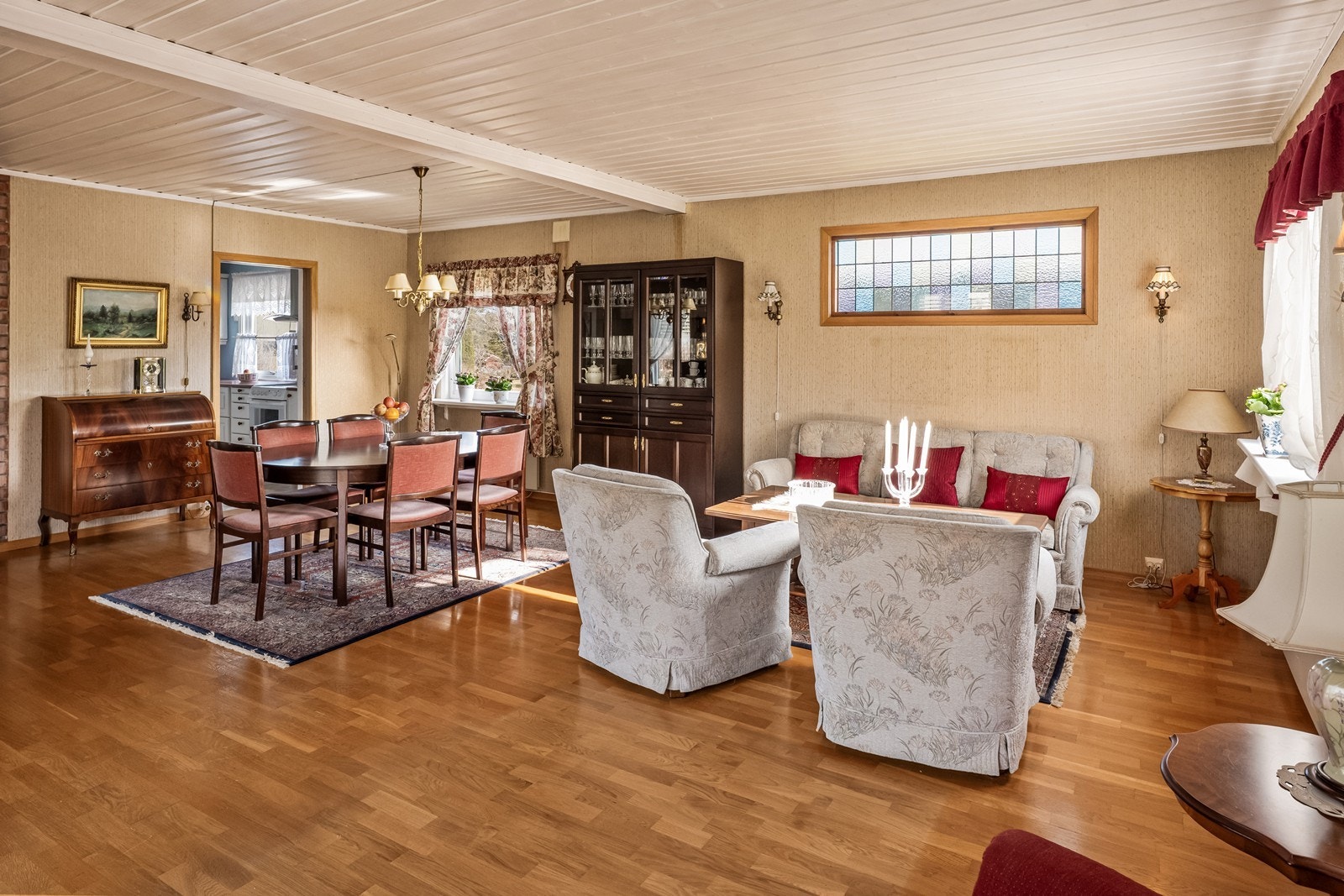 Stuen er et hyggelig oppholdsrom med plass til både sofagruppe og spisebord. Galleribilde