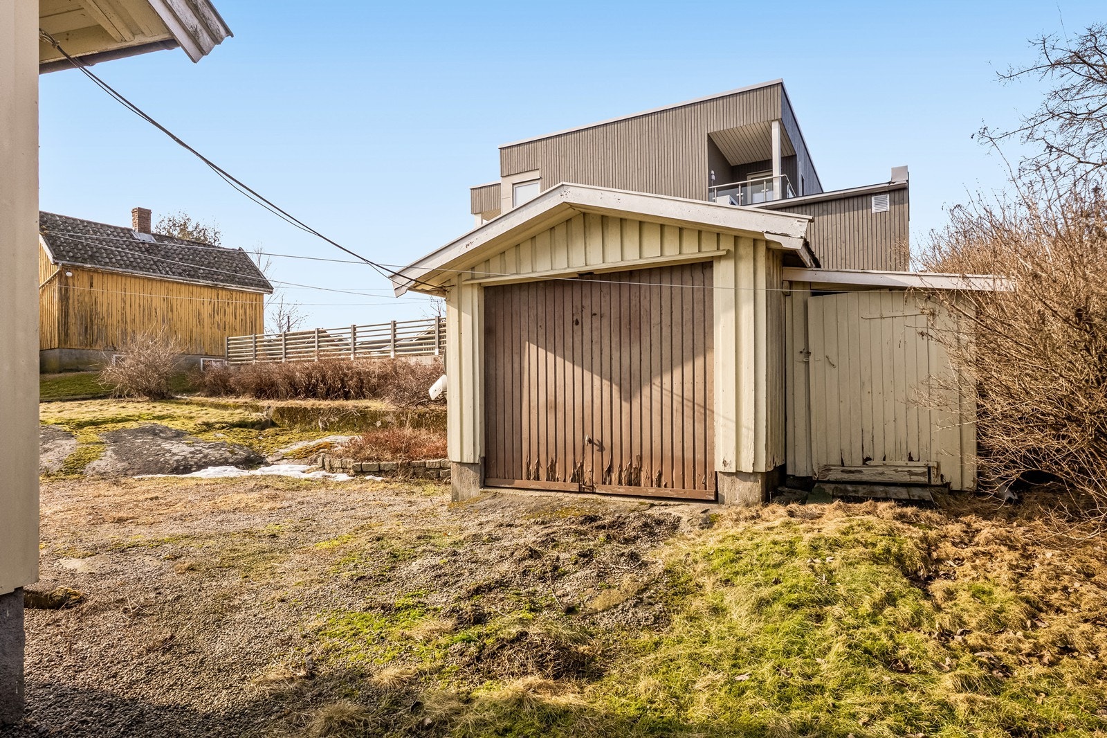 Garasje på eiendommen gir mulighet for parkering og oppbevaring. Galleribilde