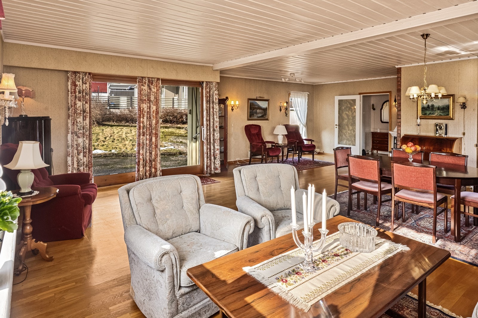 Romslig stue med gode møbleringsmuligheter. Galleribilde