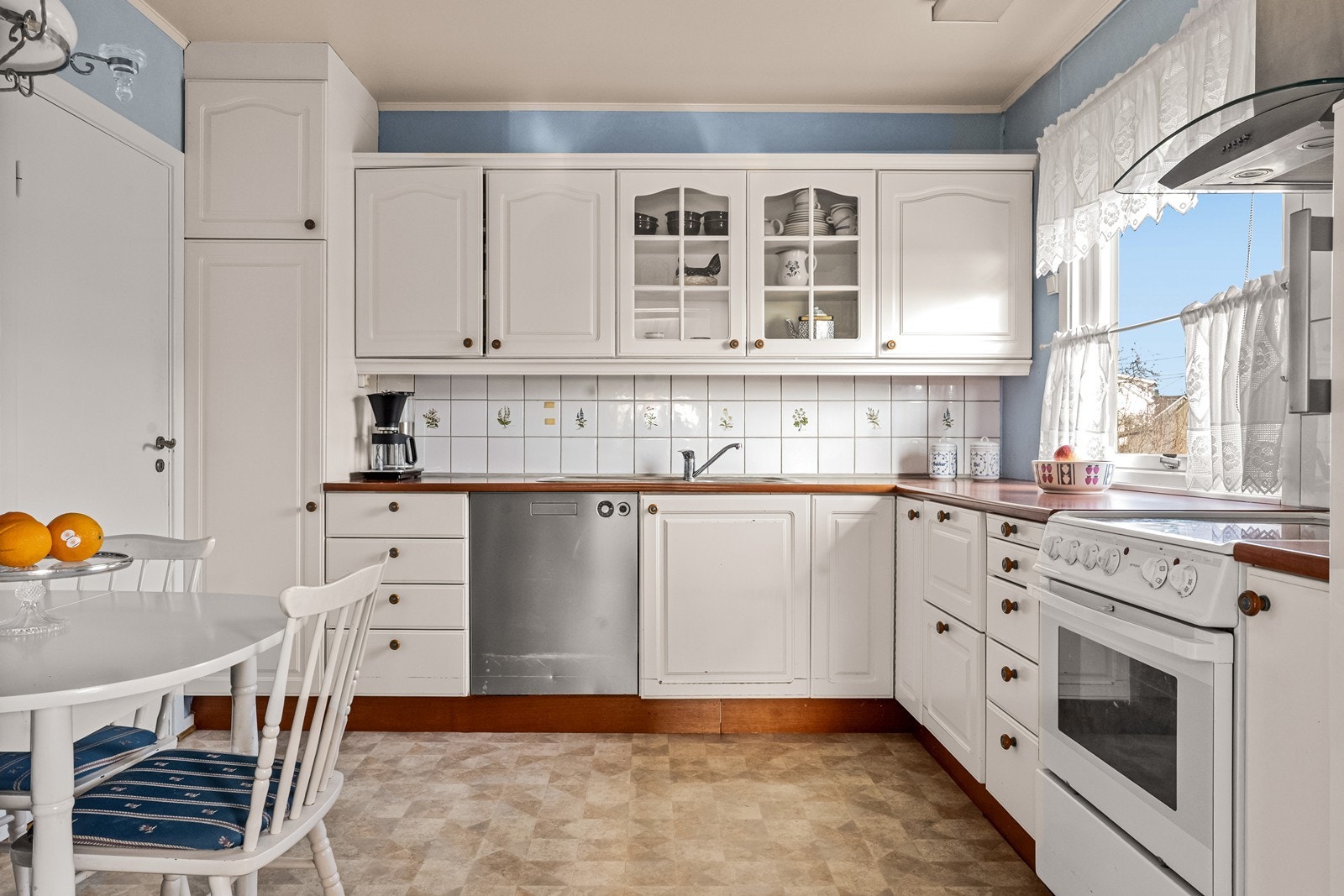 Kjøkken med tradisjonell innredning og plass til frittstående hvitevarer. Galleribilde