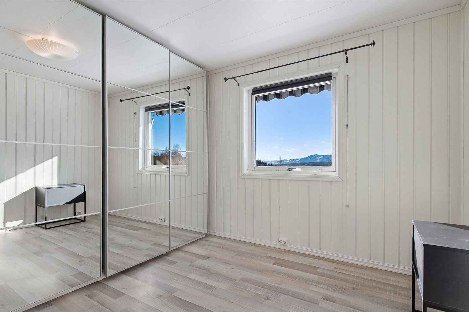 Det ene soverommet i etasjen har en stor garderobeløsning. Galleribilde