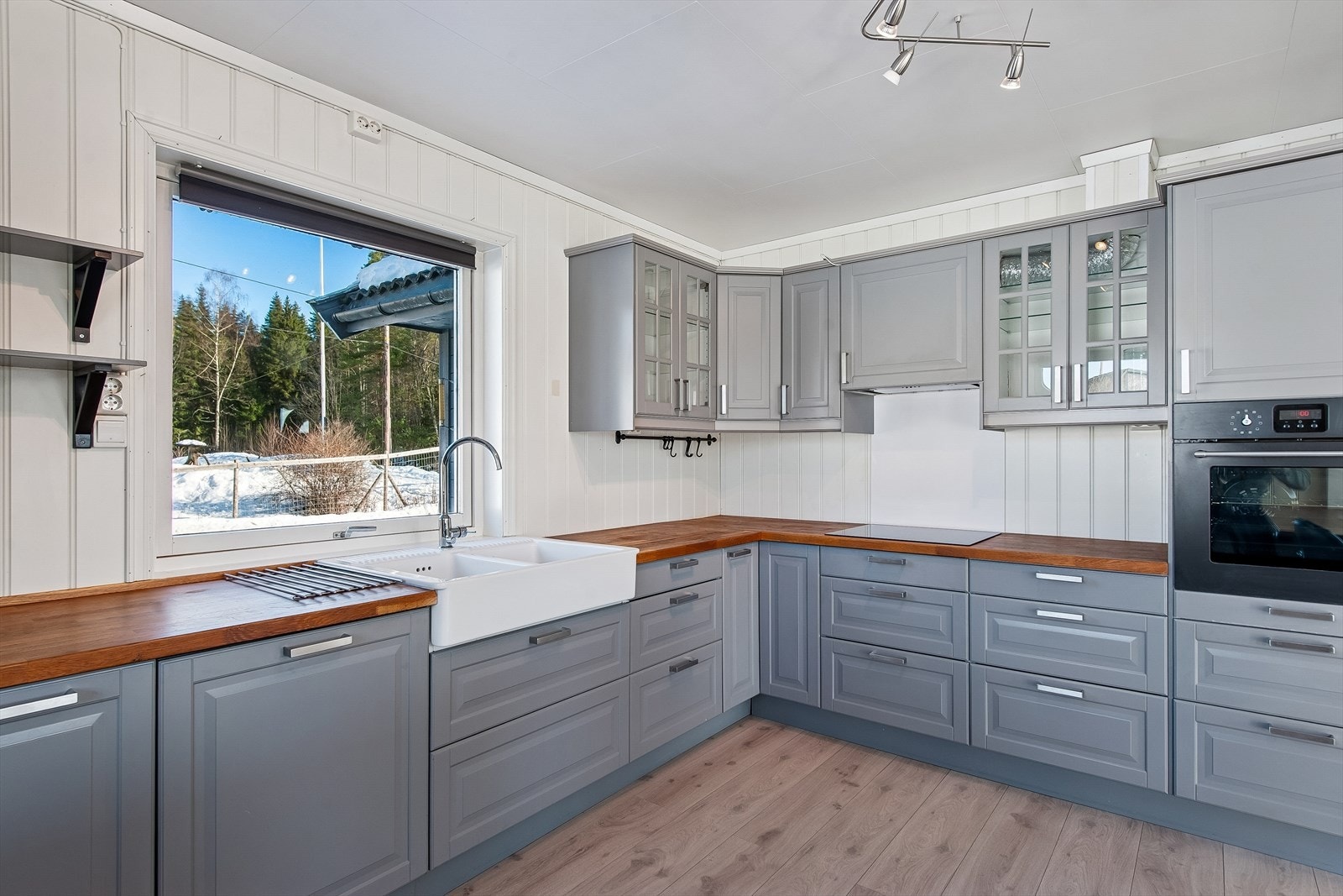 Godt med skap- og benkeplass gjør kjøkkenet funksjonelt og arbeidsvennlig. Galleribilde