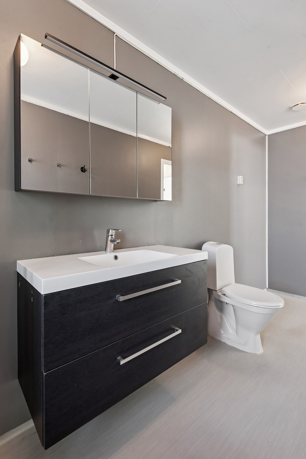 Et funksjonelt og romslig bad. Galleribilde