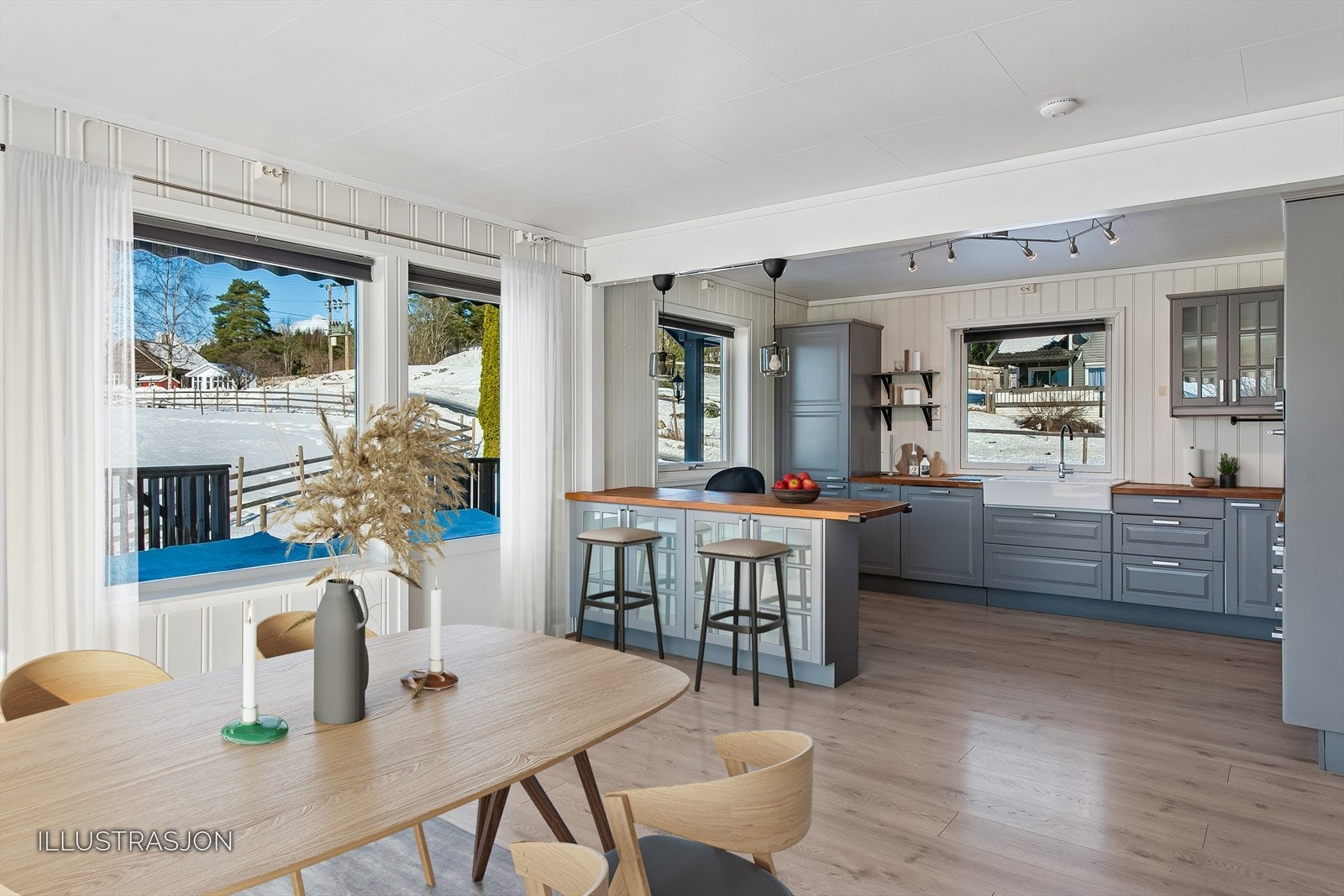 Kjøkkeninnredningen fra 2015 har profilerte fronter og en praktisk kjøkkenøy. Bildet er digitalt møblert. Galleribilde