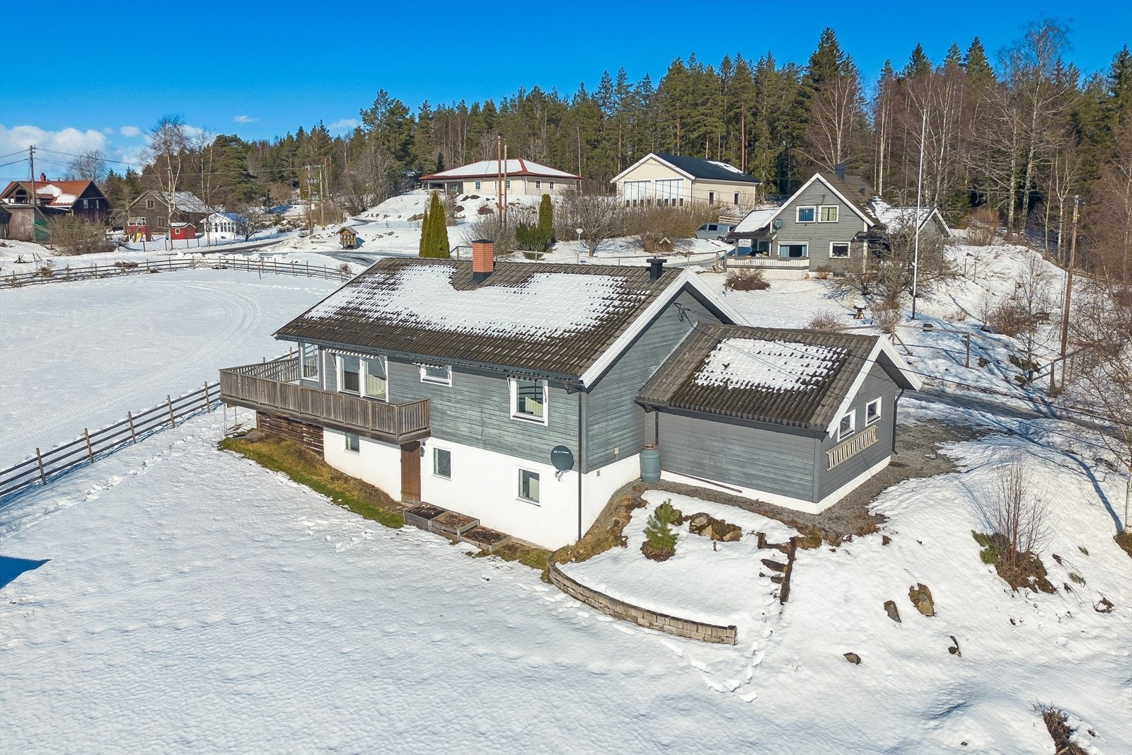 En eiendom som byr på landlig ro og en naturskjønn beliggenhet, uansett årstid. Galleribilde