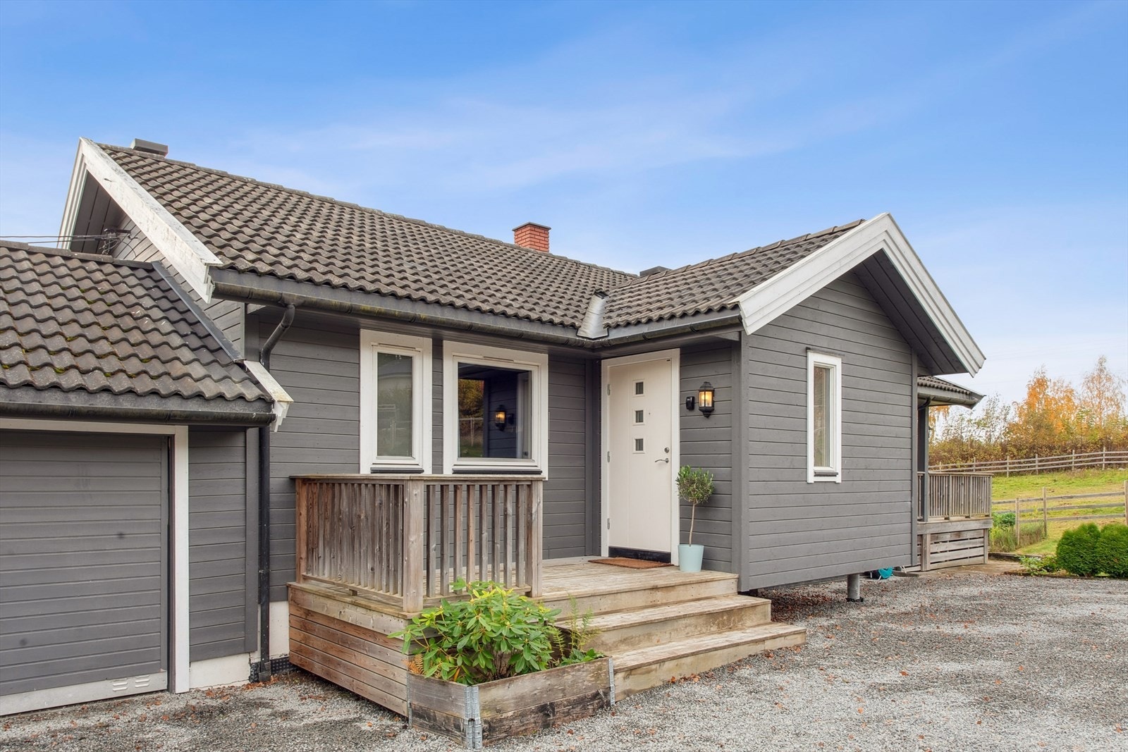 Inngangspartiet er overbygget og har en tretrapp opp til hoveddøren. Galleribilde