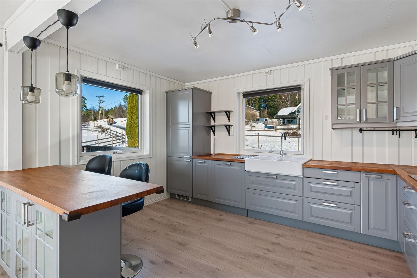 Kjøkkenøya fungerer som en naturlig samlingsplass og gir ekstra arbeidsflate. Galleribilde