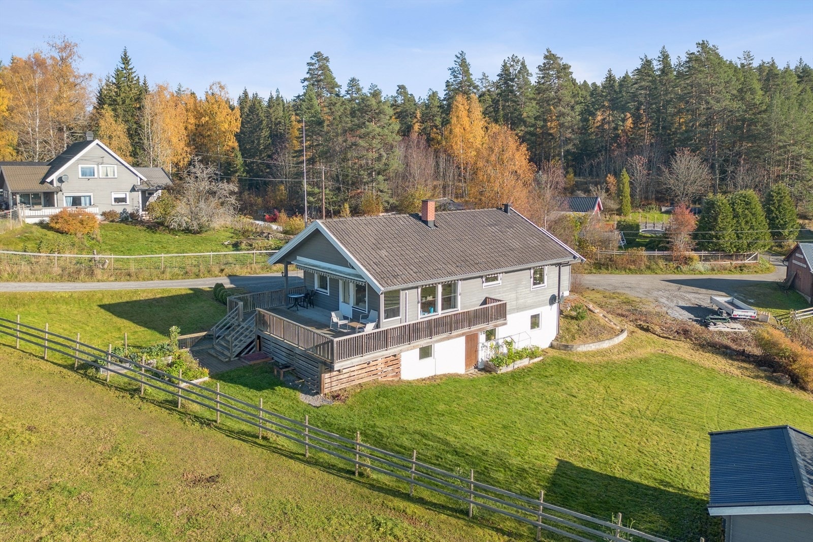 Romslig tomt, i all hovedsak opparbeidet med plenarealer. Stor sydvest-vendt terrasse med flotte solforhold. Galleribilde