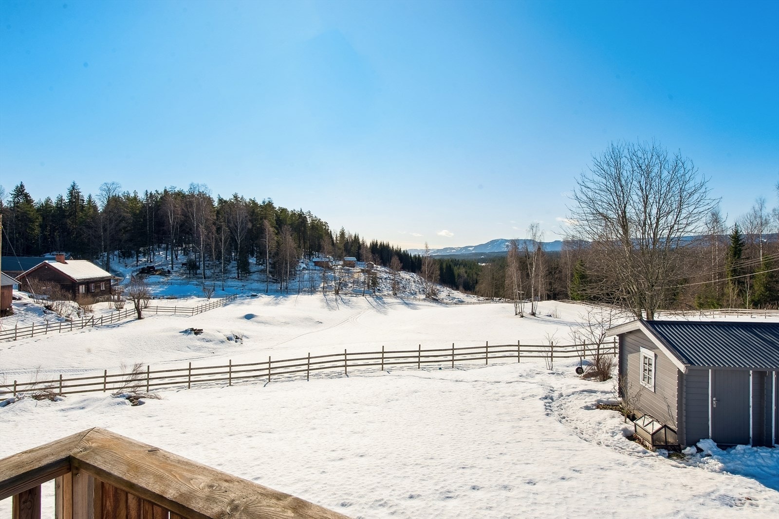 Utsikten fra terrassen er vidstrakt og upåklagelig. Galleribilde