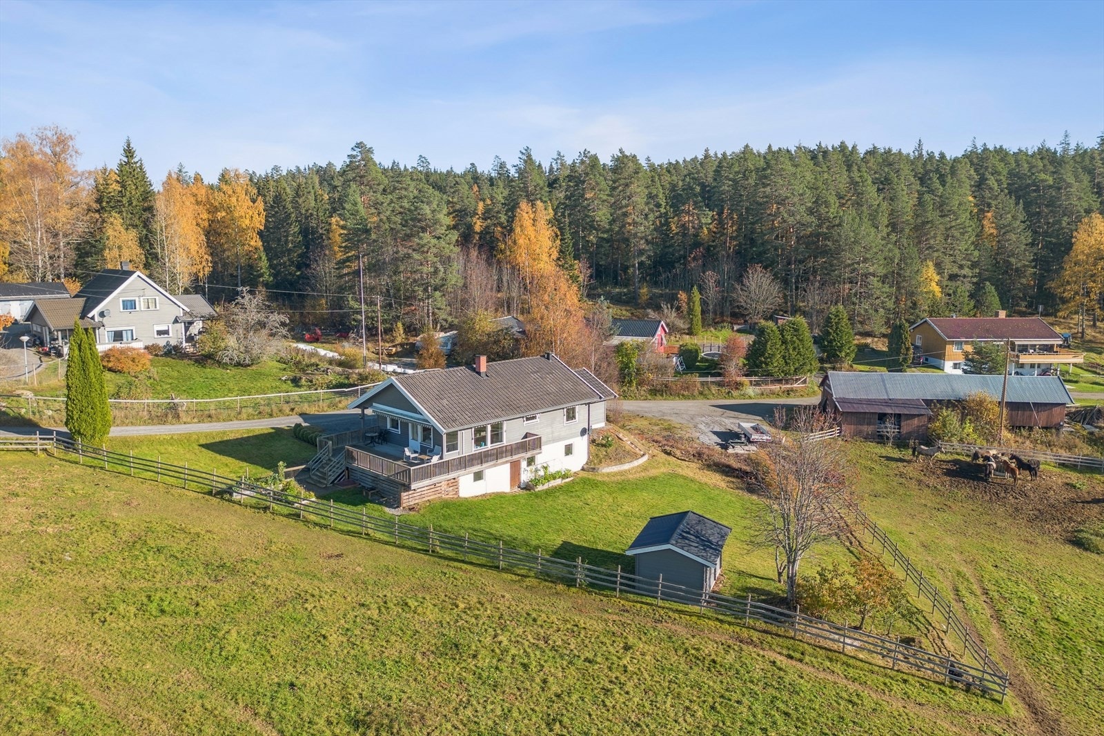 Velkommen til Jernsætervegen 155! Eiendommen ligger landlig til mellom Stange og Tangen. Foto: Pål Godager for Efkt AS Galleribilde