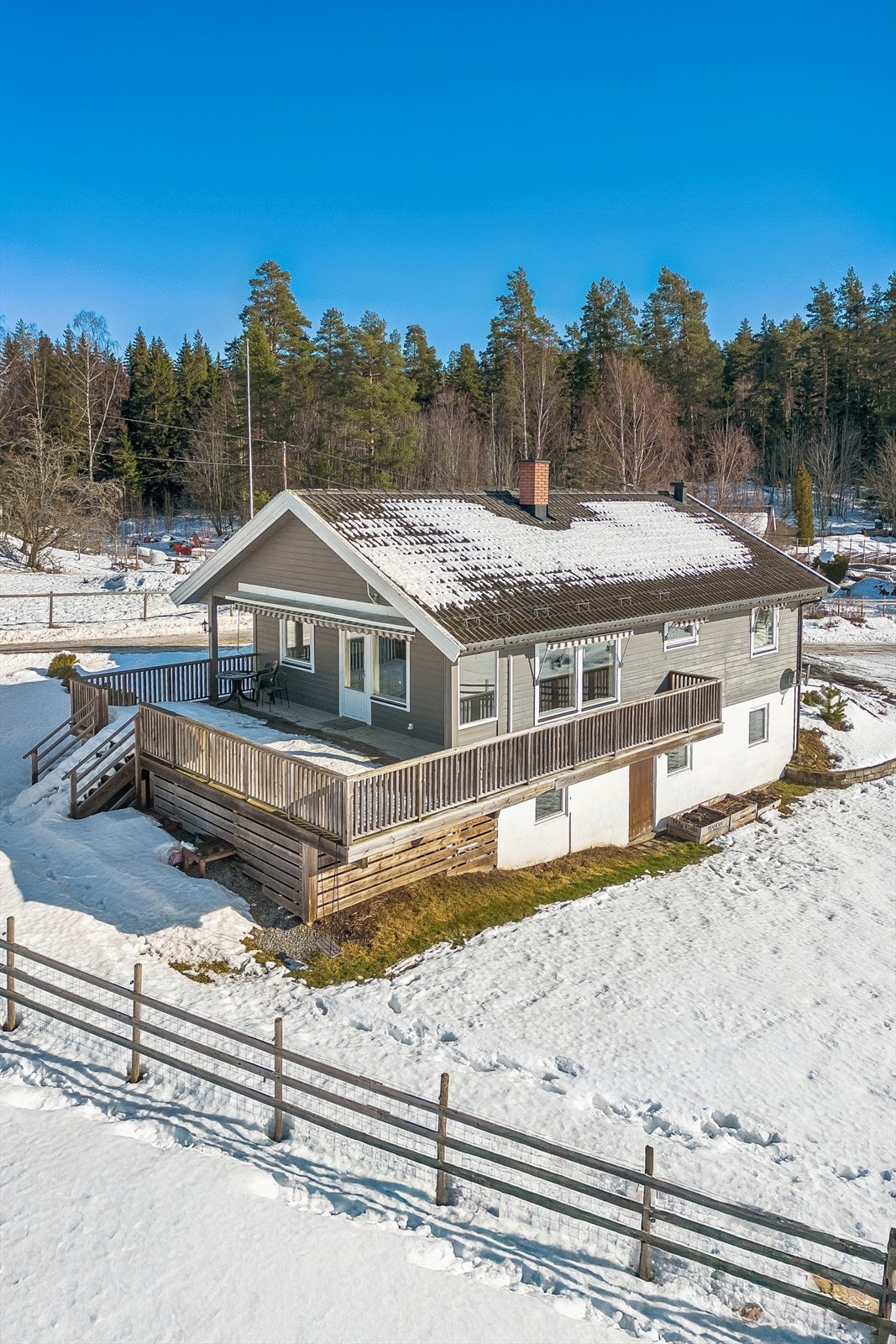 Eiendommen ligger høyt og fritt til, med gode lys- og solforhold. Galleribilde