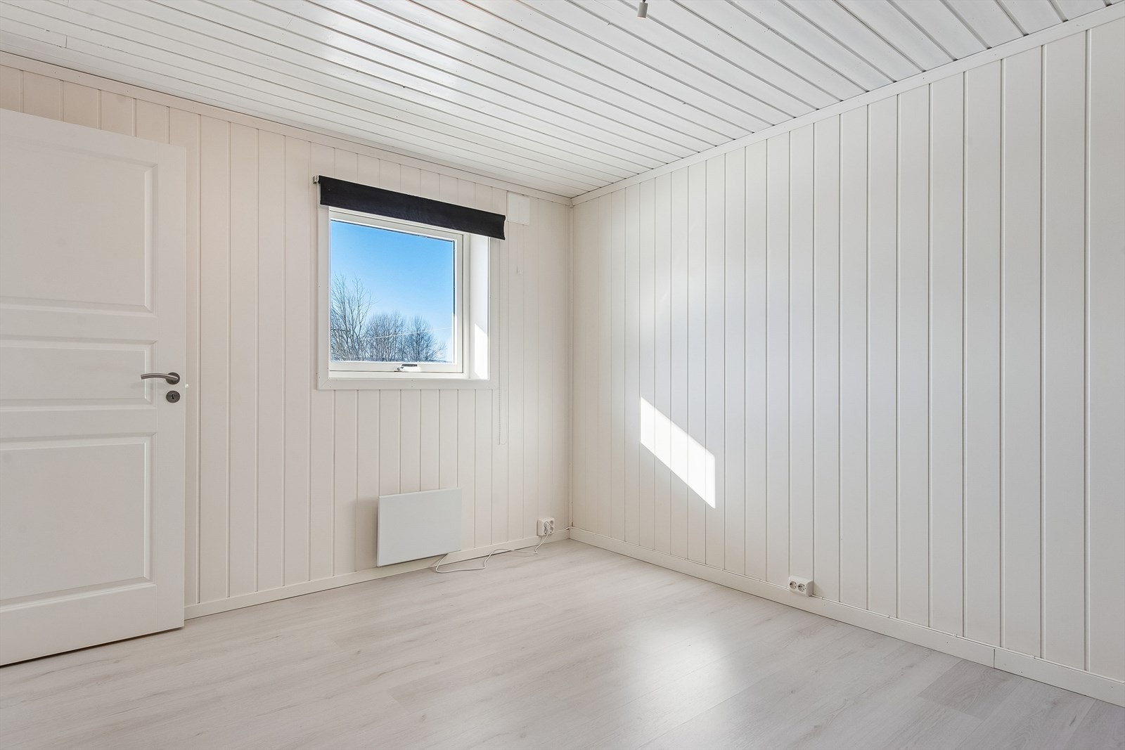 Rommene i underetasjen ble innredet i 2019 og har moderne overflater. Galleribilde