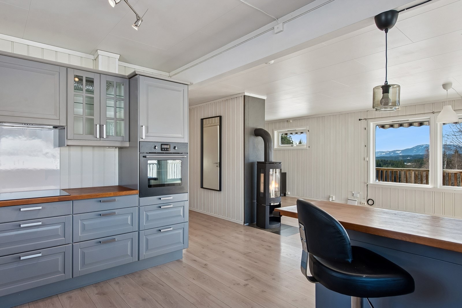 Kjøkkenet er utstyrt med integrert stekeovn, induksjonstopp og kjøl/fryseskap. Galleribilde