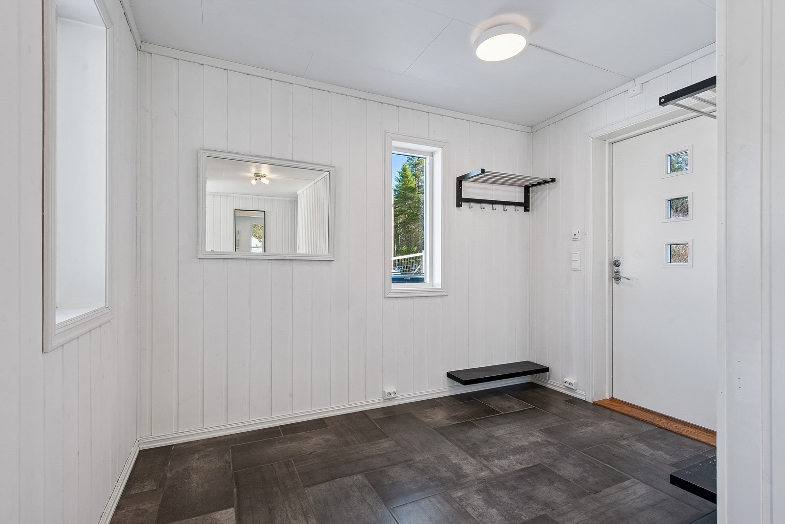 Velkommen inn i en lys og praktisk entré med varmekabler i gulvet. Galleribilde