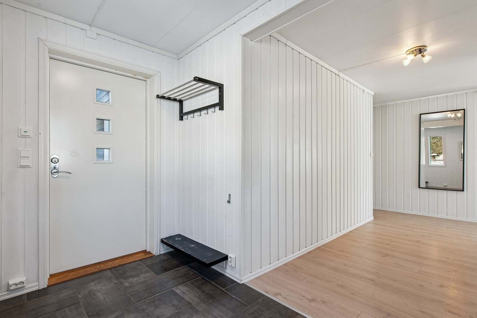 Fra entreen er det en naturlig overgang til innergangen, som tar deg videre til alle 1. etasjes rom. Galleribilde