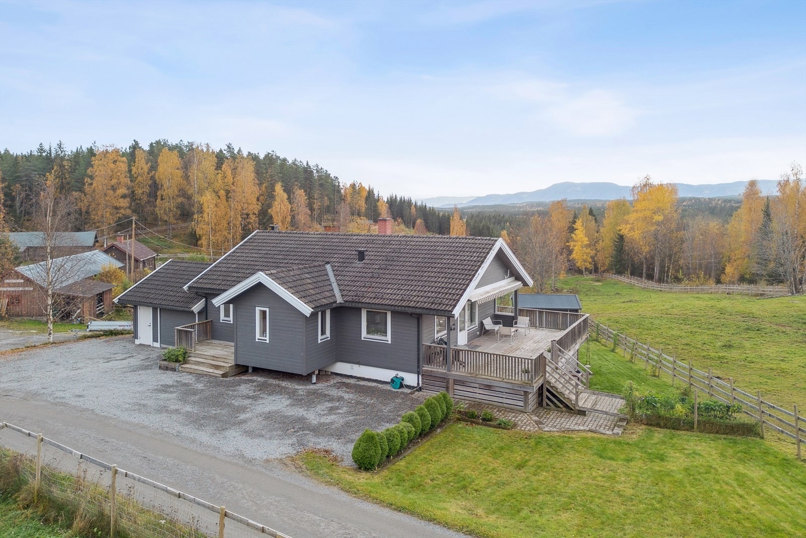 Enebolig fra 1991, tilbygget og modernisert over tid, med en stor, sydvest-vendt terrasse. Galleribilde