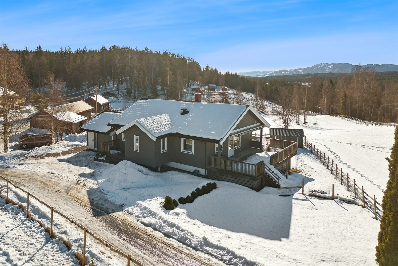 Garasje på 26 m² ble tilbygget i 2006. I tillegg er det gode parkeringsmuligheter på gruset gårdsplass. Galleribilde