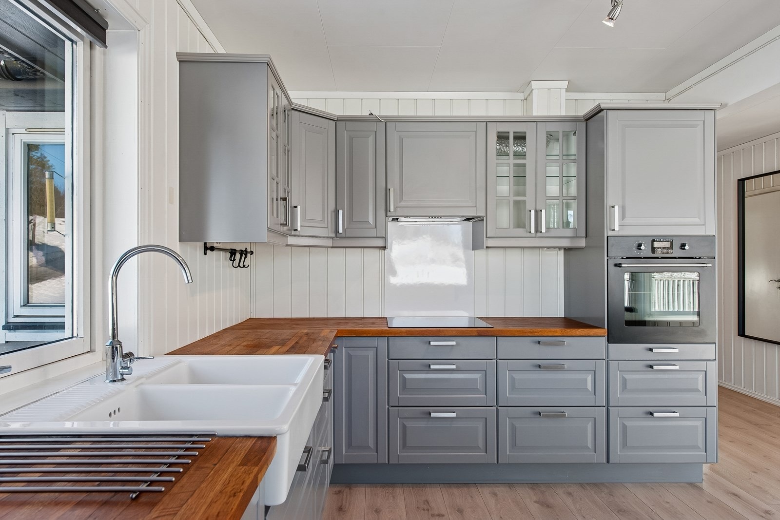 Benkeplate i heltre og dobbel porselensvask. Galleribilde