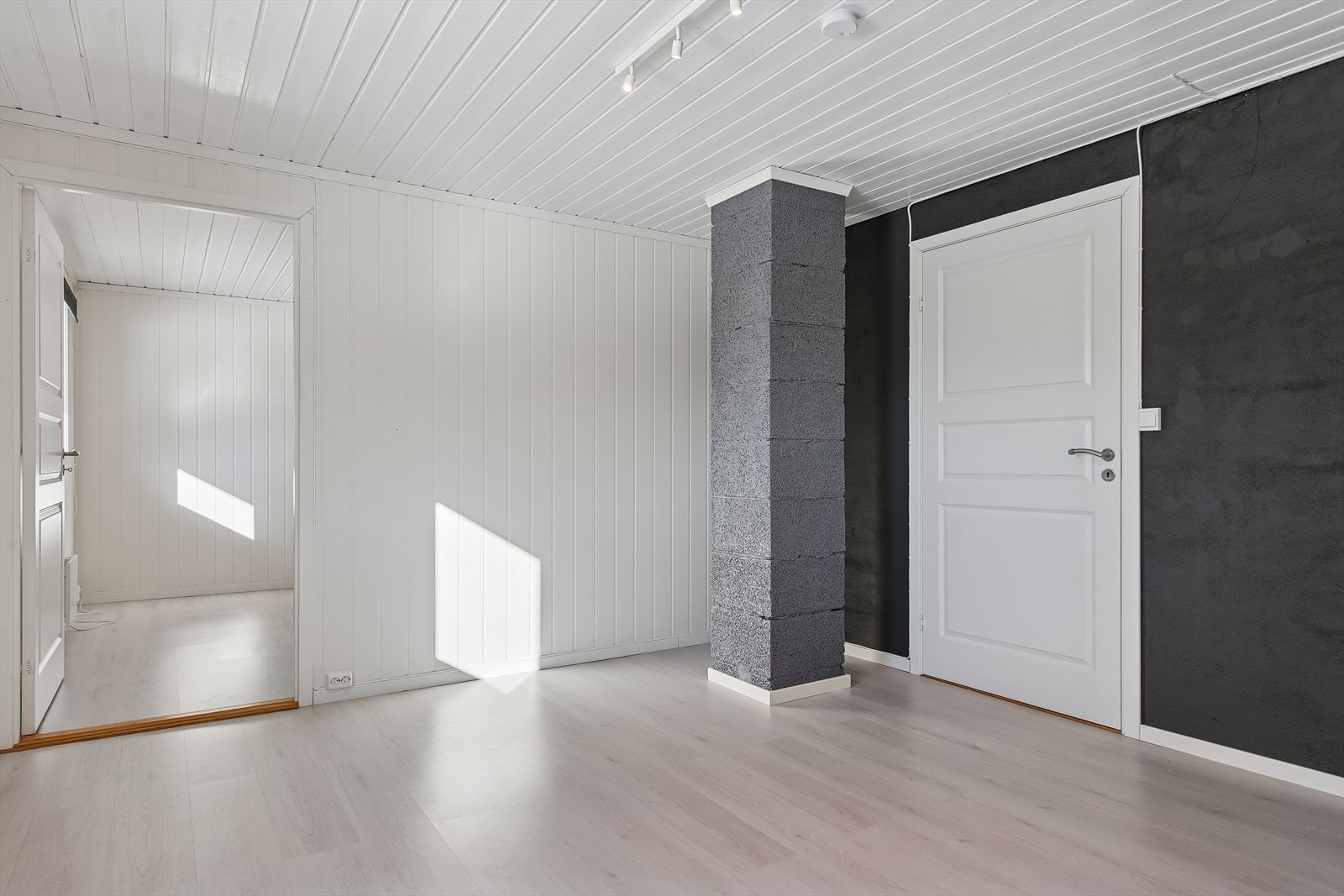 En malt tretrapp leder ned til underetasjen, som ble vesentlig oppgradert i 2019. Galleribilde