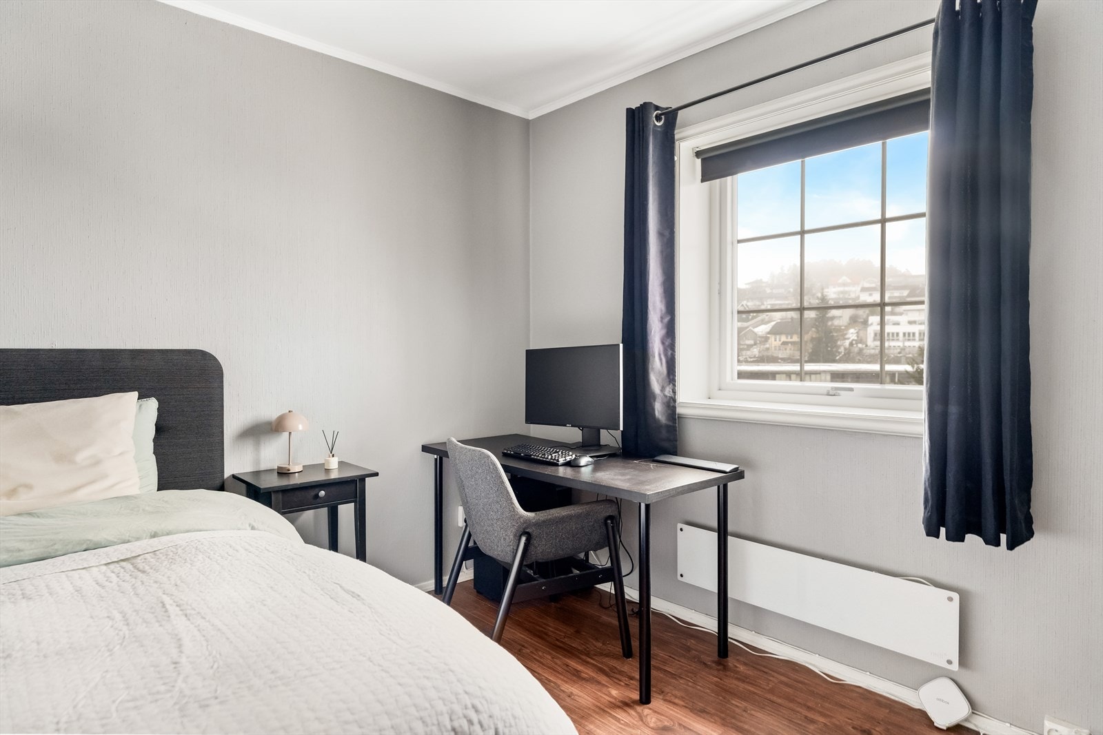 Rommet har plass til seng, nattbord og garderobeløsning Galleribilde