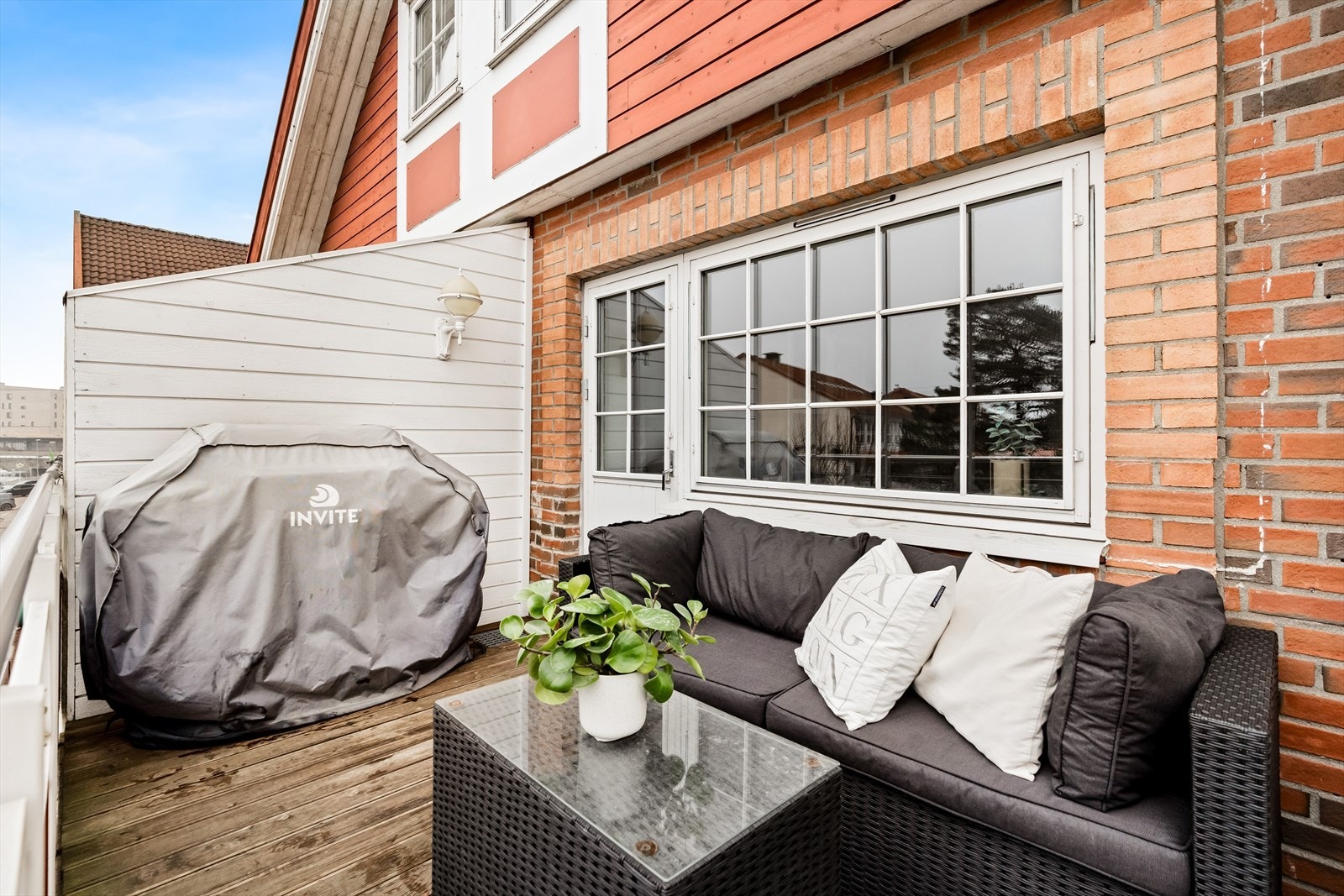 Her ute er det fine solforhold, samt plass til utemøbler. Galleribilde