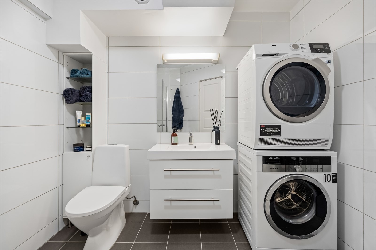 Badet har fliser på gulv og vegger, samt slette overflater i himlingen. Galleribilde