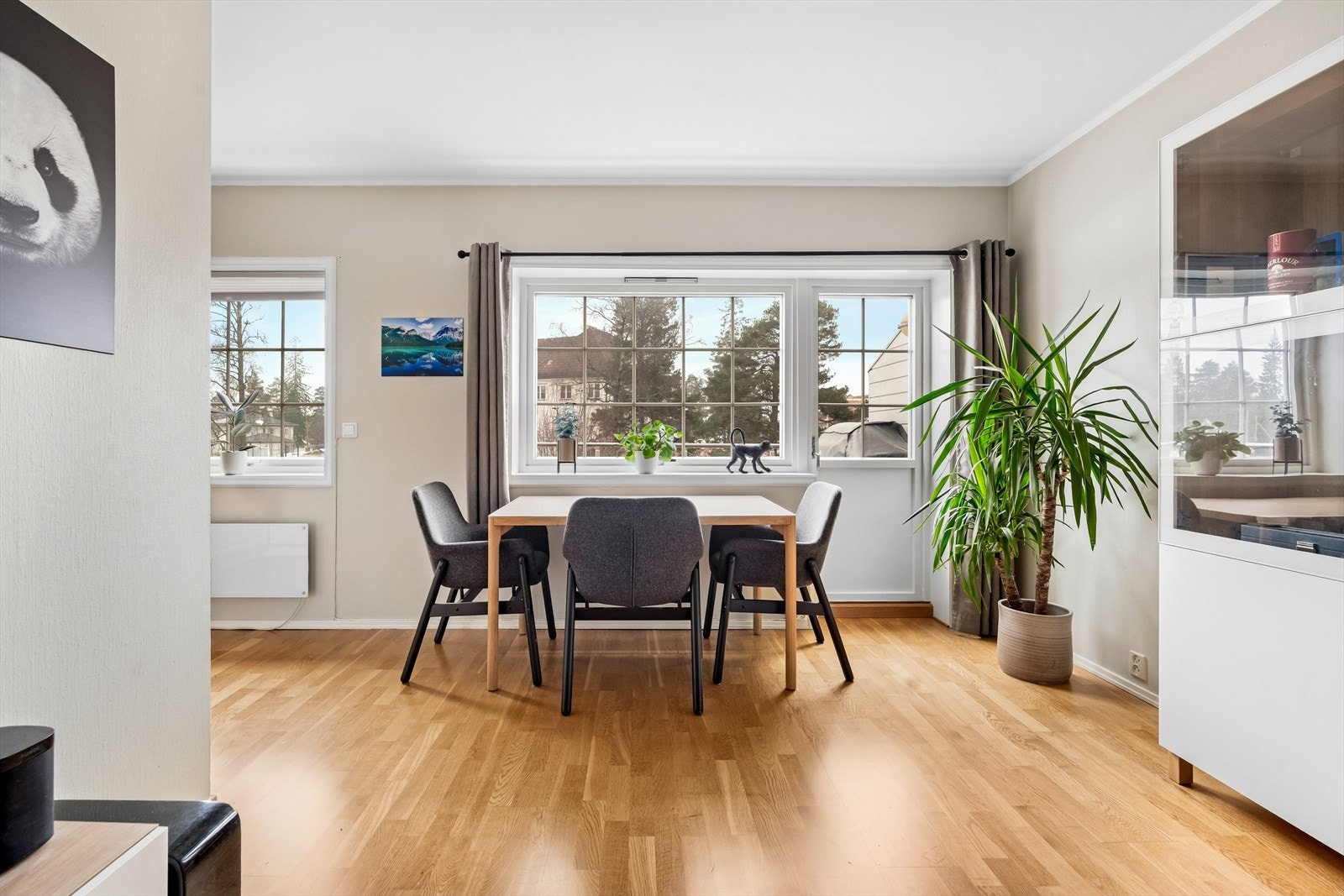 Stuen er av fin størrelse, med store vindusflater som slipper inn rikelig med naturlig lys. Galleribilde