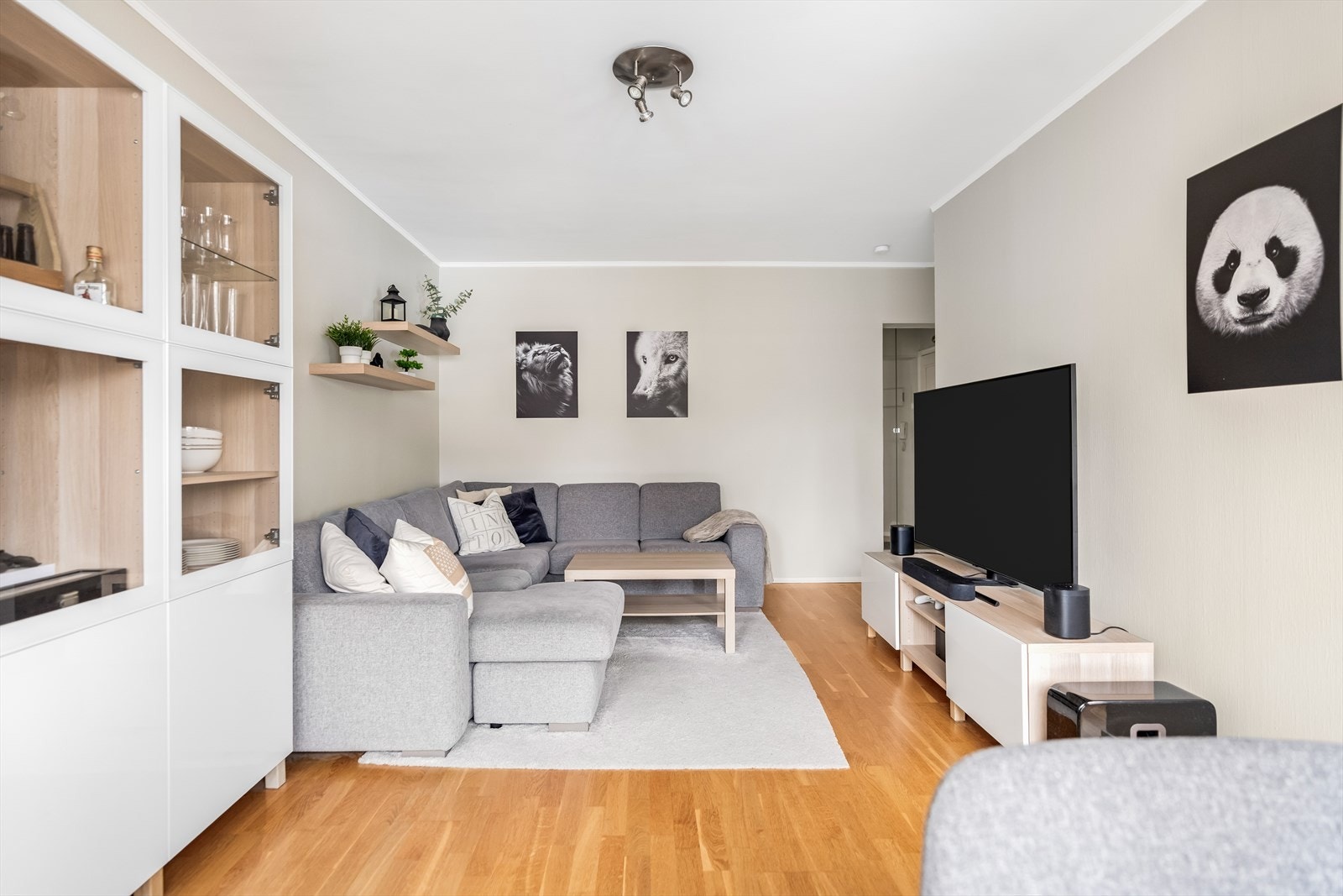 Rommet har plass til sofaseksjon, tv-møbel og spisegruppe. Galleribilde