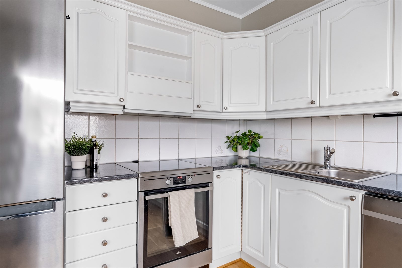 På kjøkkenet er det plass til komfyr og frittstående kjøleskap, samt opplegg for oppvaskmaskin. Galleribilde