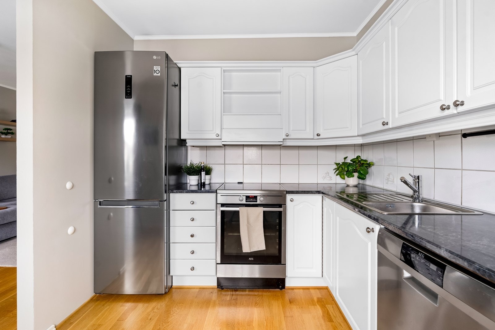 Innredningen har skap med profilerte fronter samt benkeplate i laminat. Galleribilde