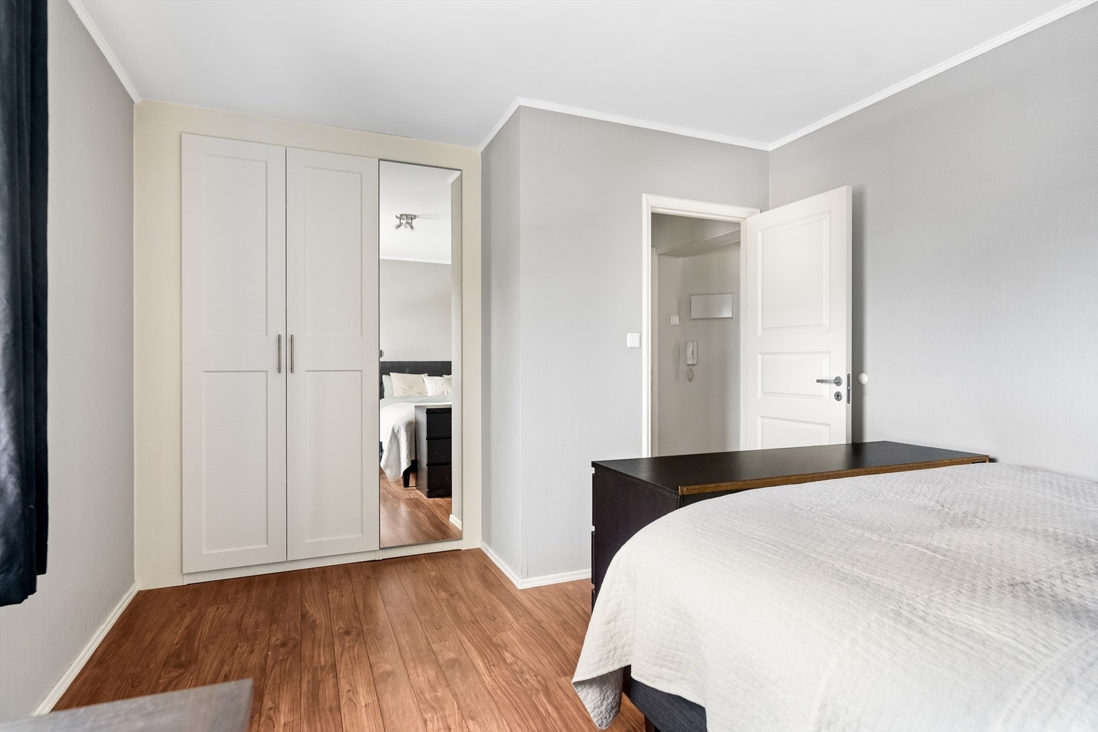 Det er satt inn garderobeskap i rommet. Galleribilde