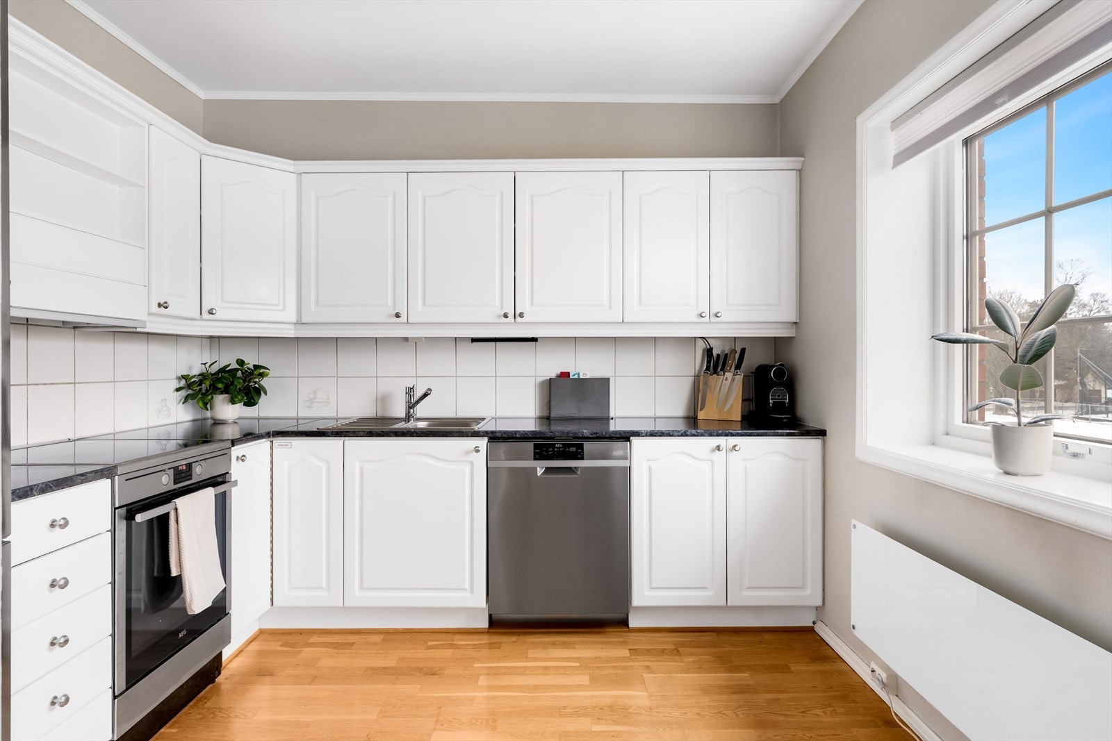 Kjøkkenet er i delvis åpen løsning mot stuen, og byr på mye benk- og skapplass. Galleribilde