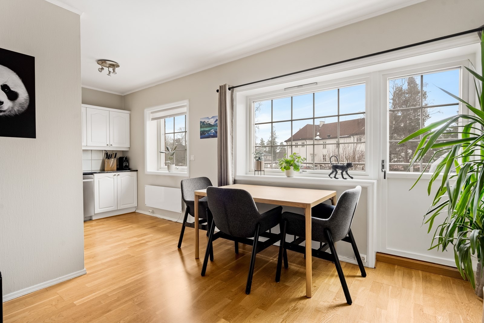 Videre er det fra stuen utgang til en sørvendt balkong på 7 m² Galleribilde