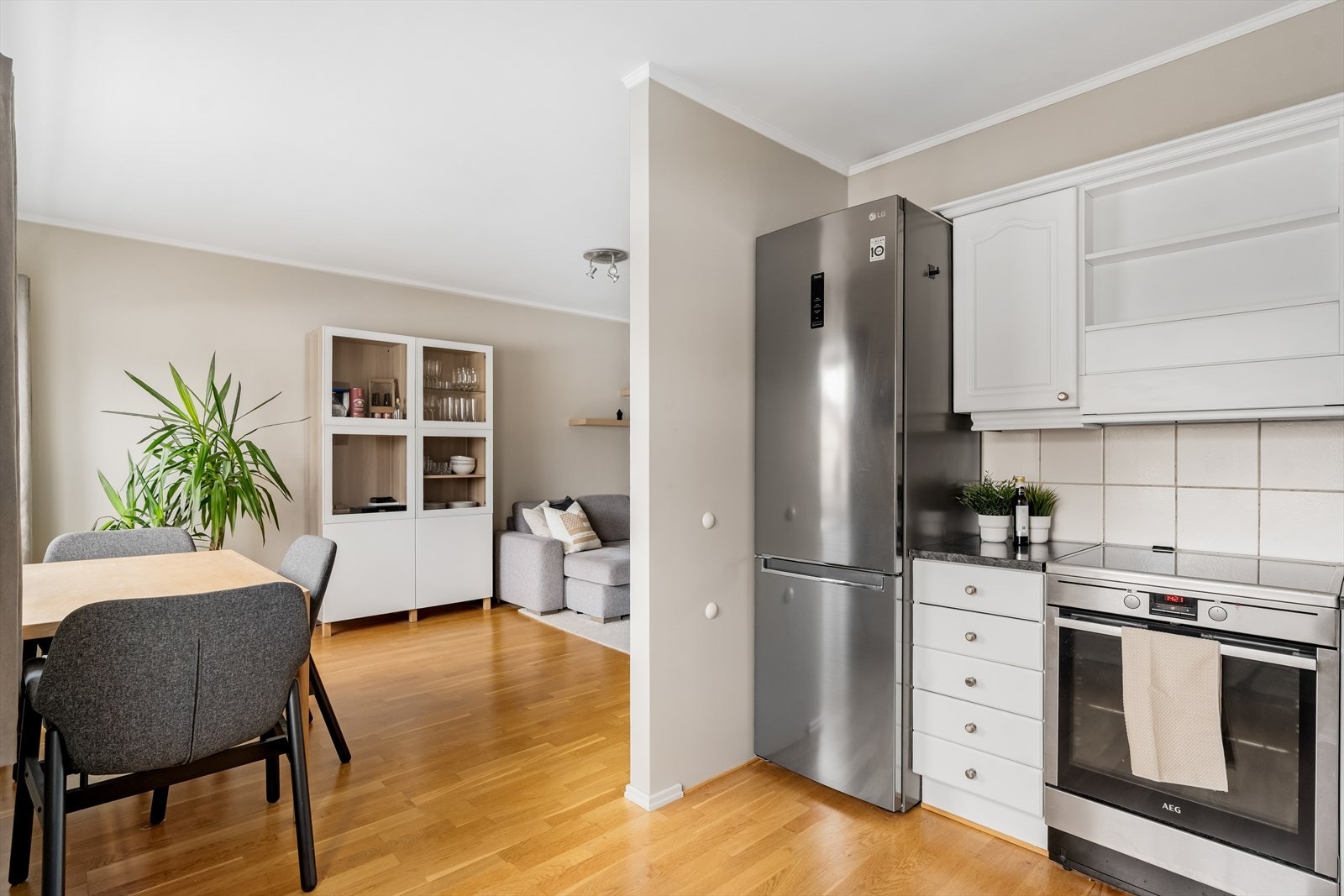 Over komfyren er det tilkoblet en ventilator. Galleribilde