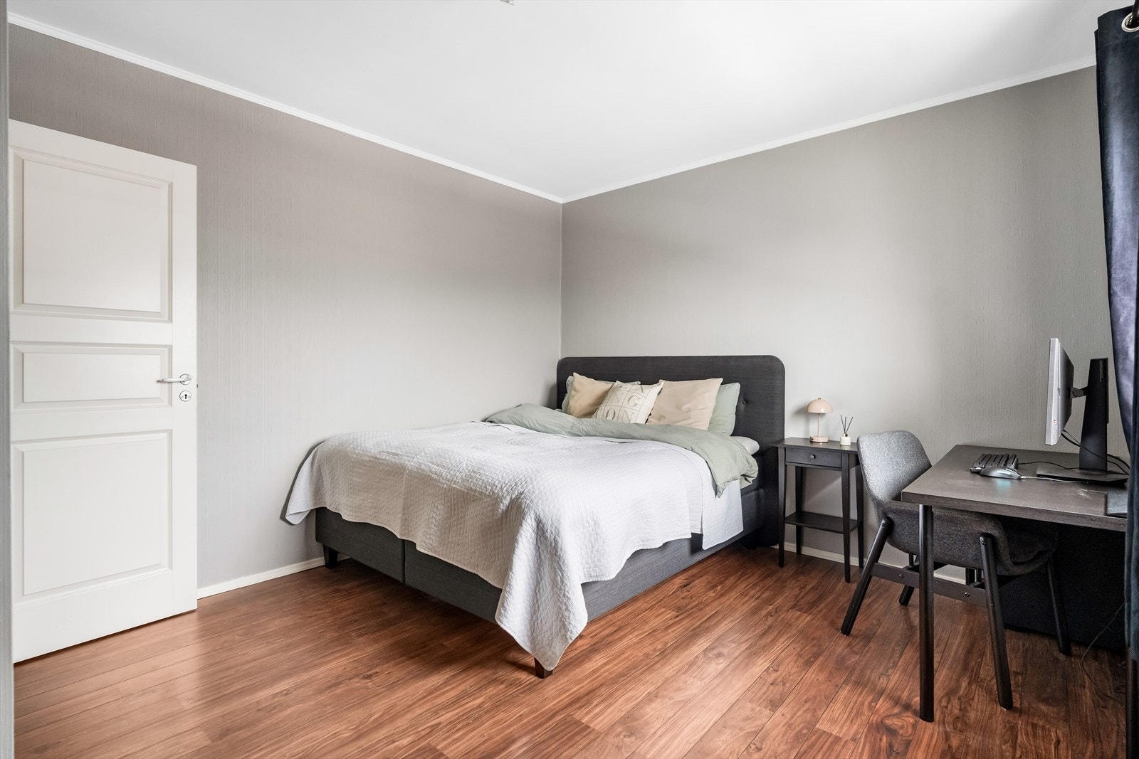 Fra entréen er det inngang til et soverom. Galleribilde