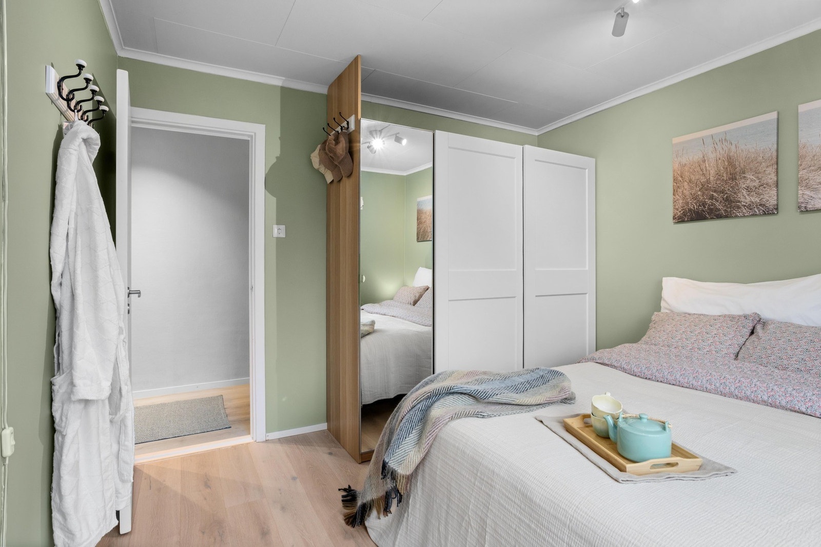 Hovedsoverom med god garderobeløsning. Galleribilde