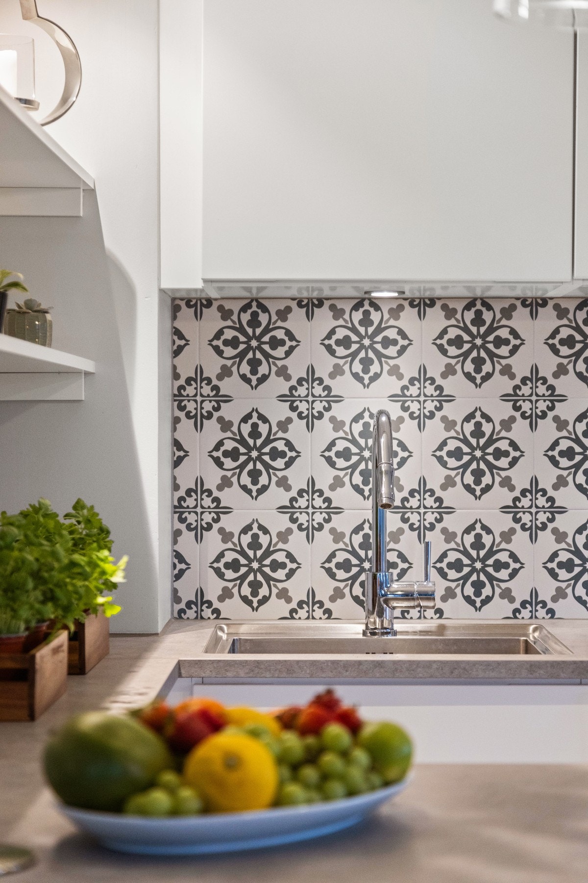 Fliser mellom kjøkkenbenk og overskap. Galleribilde