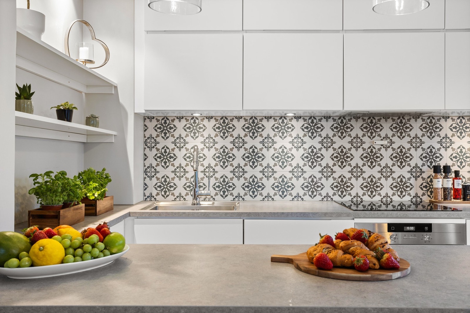 Praktisk kjøkkentøy som lager en naturlig sosial sone mot spisebordet. Galleribilde