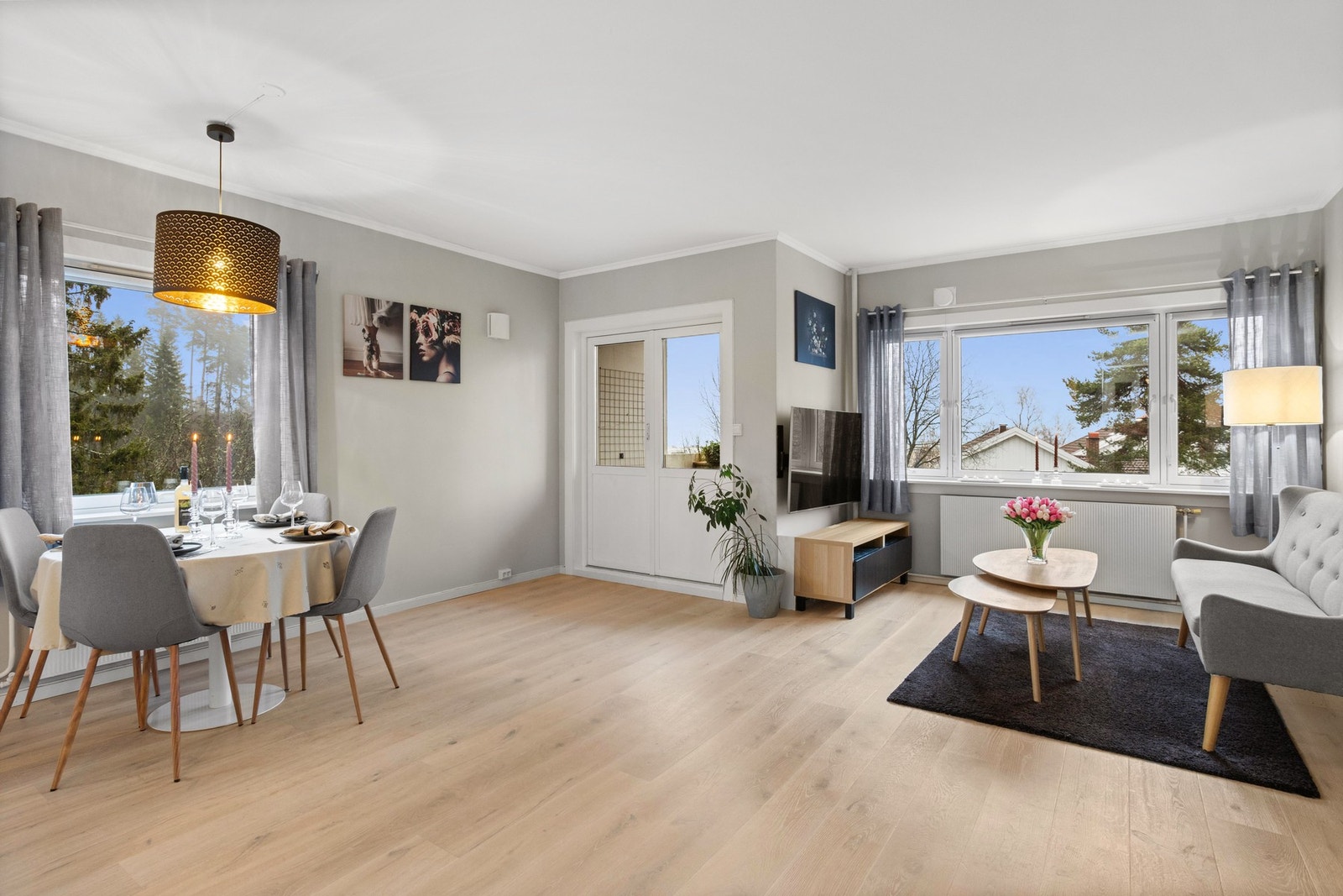 Mange vindusflater gir godt med naturlig lys inn i leiligheten. Galleribilde