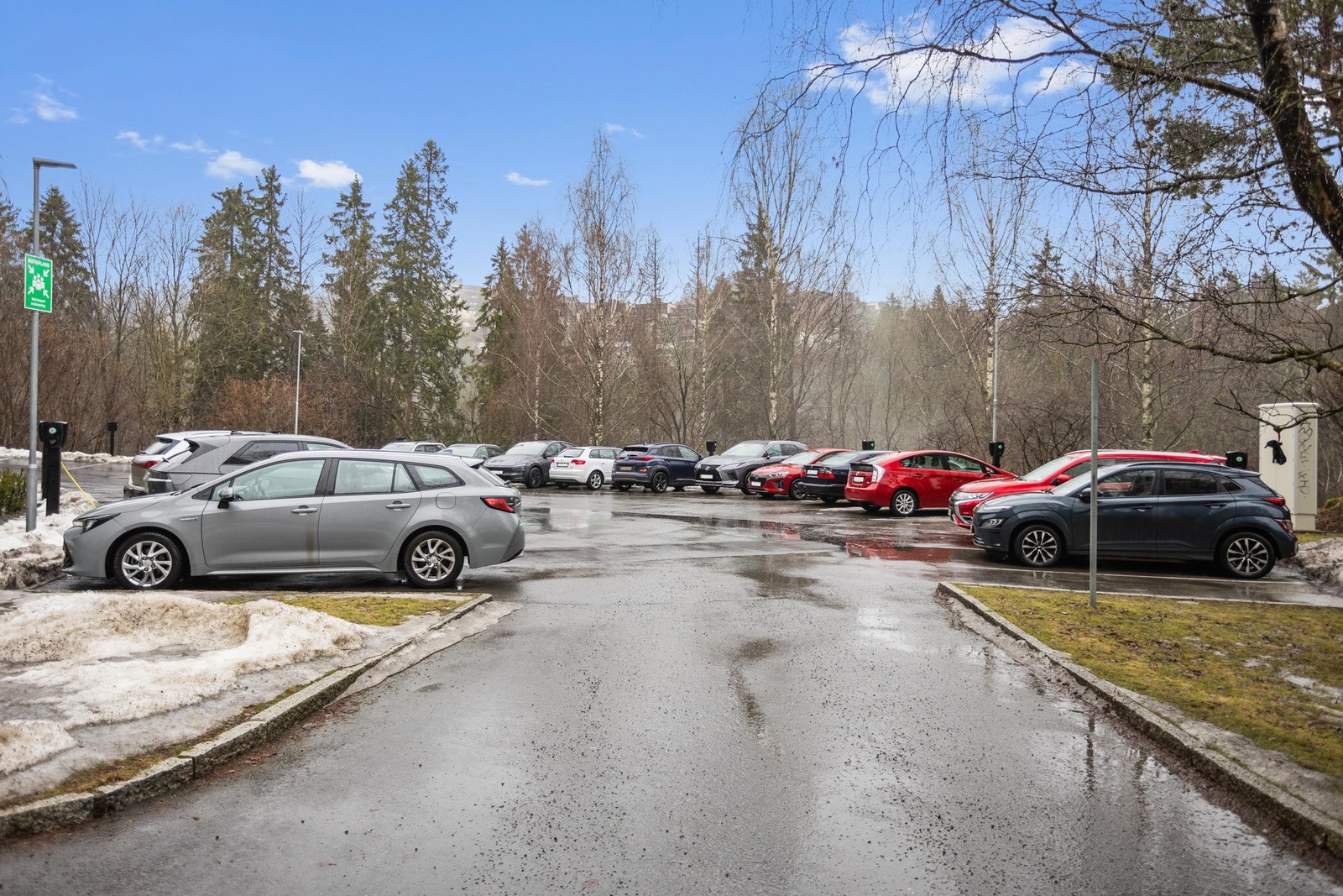 Sameiet har biloppstillingsplasser til bruk for seksjonseiere med parkeringsoblat.
Det er i tillegg egen gjesteparkering. Galleribilde